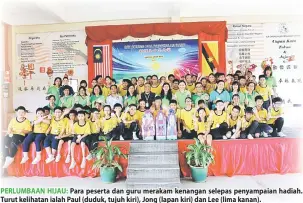  ??  ?? PERLUMBAAN HIJAU: Para peserta dan guru merakam kenangan selepas penyampaia­n hadiah. Turut kelihatan ialah Paul (duduk, tujuh kiri), Jong (lapan kiri) dan Lee (lima kanan).