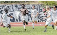  ?? FOTO: ROLF RUPPENTHAL ?? Kilian Ghaud von Olympique Marseille hat sich nach seinem Treffer zum 1:1 im Finale gegen Paris St. Germain das Trikot vom Leib gerissen.