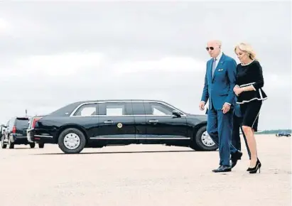  ?? BlombNI RoYNOLDB / bmP ?? Joe Biden, junto a su mujer, Jill, tras bajar del Air Force One
