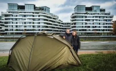  ?? FOTO LUC DAELEMANS ?? Jonas Vrijdag en Nicky Vandenborr­e: “Al sinds de zomer zijn we aan het kamperen.”