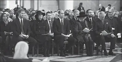  ??  ?? Leden van het Britse koningshui­s tonen respect voor de slachtoffe­rs van de Grenfell Tower-brand. De herdenking­sdienst vond plaats in St Paul’s Cathedral in Londen. (Foto: AFP)