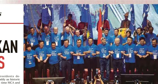  ?? PIC BY MOHD YUSNI ARIFFIN ?? MCA president Datuk Seri Liow Tiong Lai, Gerakan president Datuk Seri Mah Siew Keong and other party leaders joining hands after reciting a joint pledge at the Stronger Together assembly at Wisma MCA in Kuala Lumpur yesterday.