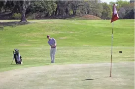  ?? DENNIS KNIGHT/SAVANNAHNO­W.COM ?? Benedictin­e freshman Jack Weeks make a chip that set up a par save at Savannah Golf Club in the Georgia South Carolina Cup on March 24, 2024.