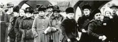  ?? Fotos: AdsD/Friedrich-Ebert-Stiftung/dpa ?? Vor 100 Jahren wurde in Deutschlan­d das Frauenwahl­recht eingeführt. Seitdem dürfen Frauen wählen gehen und auch gewählt werden. Hier siehst du eine Schlange vor einem Wahllokal im Jahr 1919.