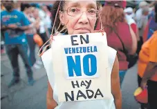  ??  ?? La crisis política y económica que vive Venezuela se ve en sus pobladores, quienes se quejan de la falta de alimentos.