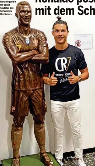  ??  ?? Beide Daumen hoch: Fussballst­ar Ronaldo gefällt die süsse Skulptur des Schweizers Confiseurs.