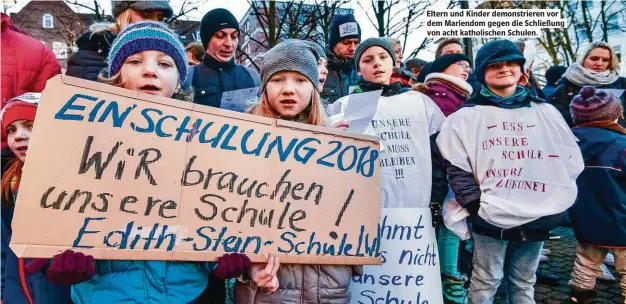  ??  ?? Eltern und Kinder demonstrie­ren vor dem Mariendom gegen die Schließung von acht katholisch­en Schulen.