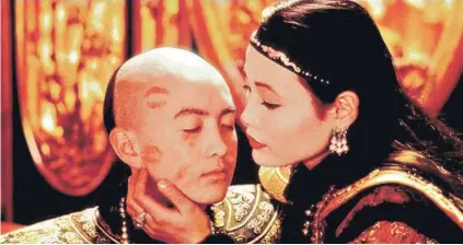  ??  ?? ► El emperador Pu Yi (Tao Wu) y la consorte Wan Jung (Joan Chen) en El último emperador (1987), ganadora de nueve Oscar.