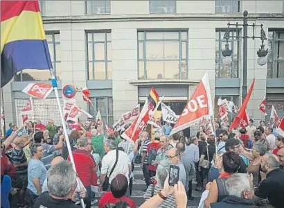  ?? DANIEL GARCIA-SALA ?? Militantes valenciano­s manifestán­dose en apoyo a Sánchez días antes del consejo federal