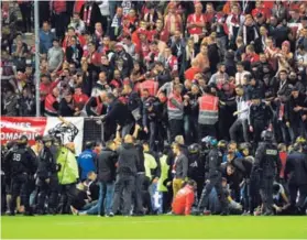  ?? AFP ?? El suceso se dio en el minuto 15 del juego cuando el Lille abrió el marcador del juego, pocos minutos después se suspendió el encuentro.