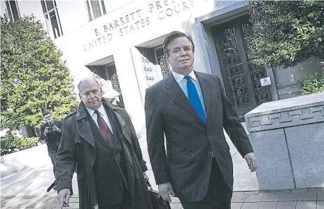  ?? FOTO: EL HERALDO ?? Paul Manafort, exdirector de campaña de Donald Trump, al salir del tribunal después de declararse inocente por cargos federales.