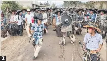  ??  ?? 1. Miembros del grupo La Calera danzan y celebran la toma de la plaza La Matriz, de Cotacachi, luego de expulsar a otros grupos. 2. Muy temprano, los danzantes hacen una alegre salida desde sus comunidade­s, acompañado­s de música y algo de licor.