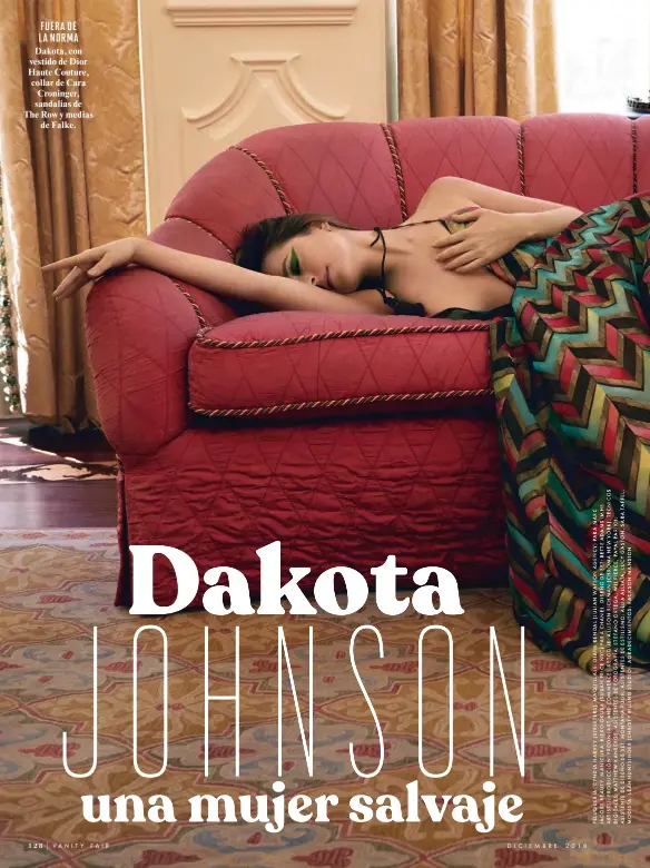  ??  ?? FUERA DE LA NORMA Dakota, con vestido de Dior Haute Couture, collar de Cara Croninger, sandalias de The Row y medias de Falke.