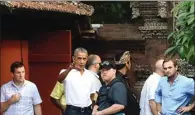  ??  ?? SONNY TUMBELAKA/AFP PHOTO LIBURAN KELUARGA: Barack Obama (dua dari kiri) menikmati suasana Pura Tirta Empul di Gianyar, Bali, kemarin sore.