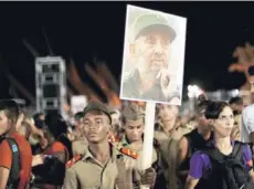  ?? FOTO: REUTERS ?? Un cadete con una imagen de Castro durante la vigilia en Santiago de Cuba.