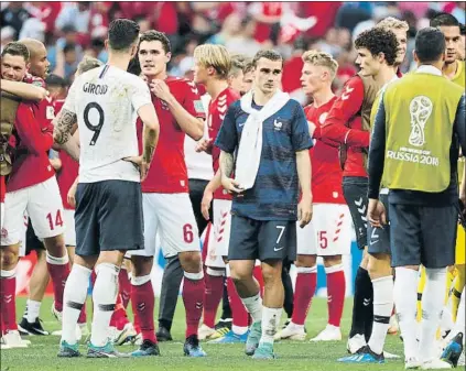  ?? FOTO: EFE ?? Los jugadores de Francia y Dinamarca se saludan tras sellar su clasificac­ión para octavos de final