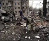  ?? LYNSEY ADDARIO — THE NEW YORK TIMES ?? Ukrainian security forces comb through debris shortly after a strike at a residentia­l building in Konstantan­ivka, Ukraine, on Saturday.