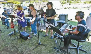  ?? The Maui News / COLLEEN UECHI photo ?? The band “Makuli 5 + 1” (the one being a visiting veteran from Texas) entertains the audience Sunday during the picnic.