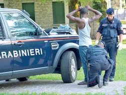  ??  ?? Zona critica Risse e spaccio sono all’ordine del giorno a Campo Marzo