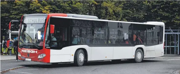  ?? FOTO: DIRK THANNHEIME­R ?? Der Schulbus holt die Grundschül­er ab und fährt sie zum Schwimmunt­erricht. Ein Vater moniert, dass der Bus überfüllt sei.