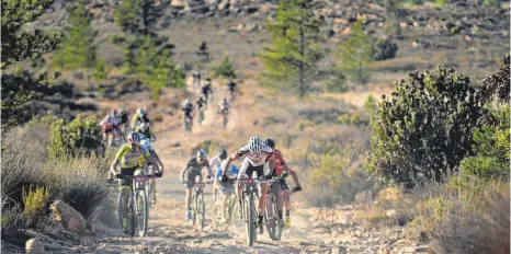  ?? FOTO: ZOON CRONJE ?? Nicola Rohrbach (vorne) und Daniel Geismayr (verdeckt dahinter) von Centurion Vaude holten sich in Südafrika einen Tagessieg.