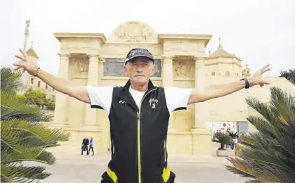  ?? CHENCHO MARTÍNEZ / CÓRDOBA ?? Histórico ▷ Miguel Ríos, en la Puerta del Puente.