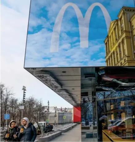  ?? © belga ?? McDonald’s, ooit hét symbool van het westerse kapitalism­e, trekt weg uit Rusland.