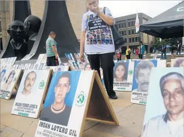  ?? Raul Arboleda AFP/Getty Images ?? RELATIVES OF THOSE missing in the Colombian conf lict mark the Internatio­nal Day of the Disappeare­d in Medellin. Few families in Colombia are untouched by the war’s kidnapping­s, displaceme­nts and violence.