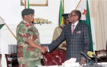  ??  ?? El presidente de Zimbabue, Robert Mugabe (der.), saluda al general del Ejército Constantin­o Chiwenga antes de pronunciar su discurso en cadena nacional la tarde de ayer en la ciudad de Harare.