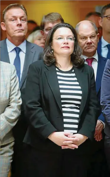  ??  ?? Andrea Nahles steht am Montag bei der Rede von Martin Schulz vor Thomas Oppermann (l.) und Olaf Scholz. Sie soll die Opposition führen, wünscht sich der SPD-CHEF. Foto: Reuters/ Michael Dalder