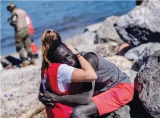  ??  ?? Abdou, migrant sénégalais, réconforté par une membre de la Croix-Rouge espagnole, le 18 mai à Ceuta (Espagne)