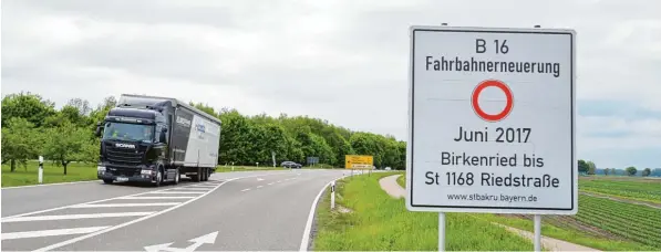  ?? Foto: Indrich ?? Vier Wochen lang wird die B16 zwischen der Einfahrt Birkenried und dem Erdbeersee bei Günzburg gesperrt sein. Los geht die Sperrung am 6. Juni. Für die Anlieger ist das teils ein großes Problem.