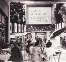  ?? FOTO: DPA ?? Gäste sitzen im Jahr 1946 im Garten des Grand Hotels von Locarno beim Filmfestiv­al. Von Anfang an waren die Freiluftpr­ojektionen unterm Sternenzel­t der Clou – und sie sind es noch heute.