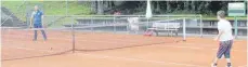  ?? FOTO: ROBIN MÖSS ?? Nick und sein Vater beim Einspielen auf dem Platz des Tennisclub­s Trossingen.