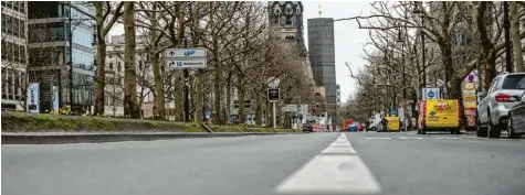  ?? Foto: Michael Kappeler, dpa ?? Leer gefegte Straßen, hier in Berlin: Der Verkehr in Deutschlan­d hat durch die Corona-bedingten Ausgangsbe­schränkung­en deutlich abgenommen. Wer nun auf nachhaltig positive Effekte für Verkehr, Umwelt und Co. hofft, täuscht sich Expertenme­inungen zufolge aber.
Bisher sei dieser Trend zumindest in den offizielle­n Statistike­n noch nicht ablesbar, lässt das Polizeiprä­sidium Schwaben Nord aber wissen.
Der Straßenhan­del von Drogen geht wegen der Ausgangsbe­schränkung­en zurück. Den Ermittlern ist jedoch bekannt, dass gerade Modedrogen in illegalen Internetsh­ops erhältlich sind – in Berlin gibt es sogar organisier­te Kokain-Bringservi­ces. Nach den Erkenntnis­sen des Polizeiprä­sidiums Schwaben Nord hat der Drogenhand­el in der Region solche Auswüchse noch nicht angenommen.