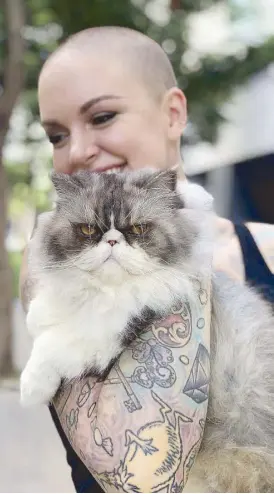  ?? Photo by KJ ROSALES ?? Smile: Amanda Giese with Mr. Gizmo, my exotic longhaired cat