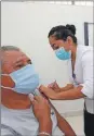  ??  ?? La aplicación de la vacuna contra el Covid-19 en uno de los primeros municipios yucatecos