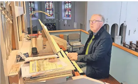  ?? FOTO: WEITZDÖRFE­R ?? Regionalka­ntor Berhanrd Nick ist mit dem Klang der Seifert-Orgel in St. Marien wieder sehr zufrieden. Drei Wochen dauerte die Reparatur der größten katholisch­en Kirchenorg­el im Oberbergis­chen Kreis.