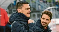  ?? Foto: Horst Hörger ?? Die gute Laune ist ihnen noch nicht abhandenge­kommen: Ulms Cheftraine­r Thomas Wörle (links) und sein Assistent Maximilian Knauer.