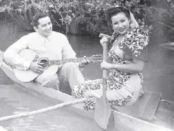  ?? ?? Rogelio Dela Rosa serenading Mila Del Sol in Sarung Banggi, 1947 LVN Pictures movie still courtesy of Archivo 1984, featured in the book Philippine Cinema 1897-2020 by Gaspar Vibal and Dennis S. Villegas, Vibal Foundation