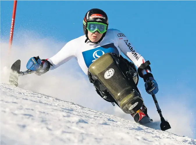  ??  ?? Claudia Lösch auf der Piste: „Wenn ich im Ziel bin und es keine Medaille gibt, bin ich enttäuscht.“