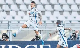  ?? AP ?? En el aire. Lautaro definió el partido con un bonito cabezazo.