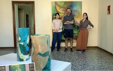  ??  ?? Protagonis­ti I due artisti con la curatrice della mostra (a destra). Sotto, una sala