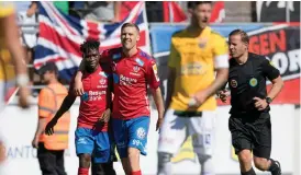  ?? Bild: KRISTER ANDERSSON/BILDBYRÅN ?? VÄNDE SERIEFINAL­EN. Helsingbor­gs Mamudu Moro och Andri Runar Bjarnason jublar efter att Bjarnson gjort avgörande 3–2 i seriefinal­en i Superettan.