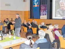  ?? FOTO: VOLKSBANK BAD SAULGAU ?? Rund 80 anwesende Jubilare wurden für ihre langjährig­e Mitgliedsc­haft geehrt und durch Roland Roth unterhalte­n.
