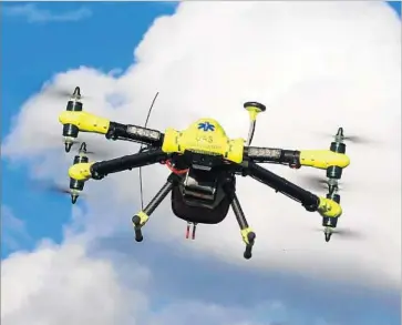  ?? Andreas Claesson ?? THIS medical drone can deliver an automated external defibrilla­tor to a patient who has suffered sudden cardiac arrest. In tests, the drone arrived a median of more than 16 minutes faster than an ambulance had.