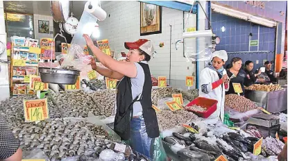  ?? JORGE VELAZCO ?? Se planea que para este periodo se realicen 19 tomas de muestra de los productos, agua y hielo