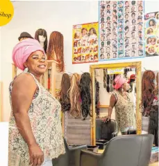  ?? FOTOS (7): THOMAS SIEDLER ?? Wer auf Rastas und Dreadlocks steht, ist im Afro-Shop von Jeanette Mayitukila in der Spitalstra­ße genau richtig.