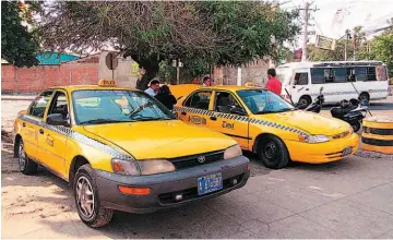  ??  ?? Reclamo a autoridade­s. Taxistas de San Miguel denuncian competenci­a desleal de parte de conductore­s cuyas unidades están autorizada­s para funcionar como vehículos de alquiler en otros departamen­tos del país.