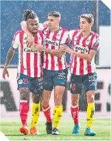  ?? ?? Jhon Murillo es felicitado por sus compañeros tras hacer el segundo del triunfo.